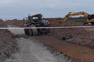 gf-MKdV-5Rje-g8zj_swietokrzyskie-traktor-najechal-na-niewybuch-ranny-mezczyzna-trafil-do-szpitala-320x213