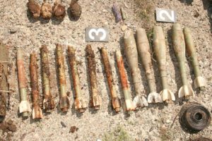 Bombe, trombolni, streljivo bilo je zakopano u staji u Palaèi kod Laslova Snimio: PU Osjeèko-baranjska ------ crna 3 st